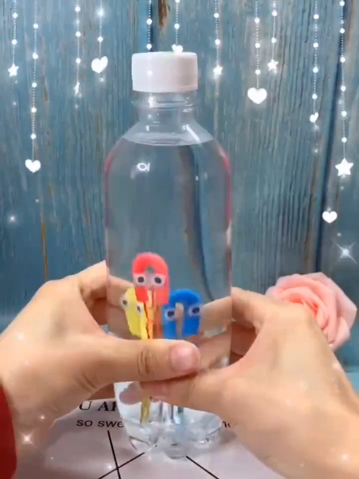 【儿童创意手工】跟孩子试试这个“爱潜水的小章鱼”吧!一起看看是什么原理呢?(cr.阳阳小手