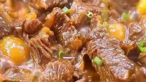 【牛肉烧板栗】据阿末的美食日记,又到了板栗快成熟的季节,这道牛肉烧板栗绝对零失败!牛肉软烂