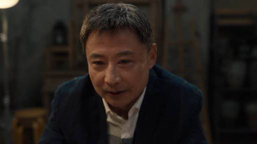 最后的晚餐中,老乌终于讲出了自己的爱情往事,一个人一座城一生只见一次,浪漫到了极致,原来世