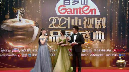 她是《正青春》里敢拼敢闯、敢做敢当的章小鱼。@吴谨言 以短发绿色抹胸纱裙亮相#电视剧品质盛