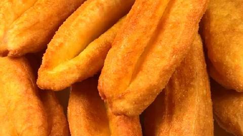 家里只剩面粉了,面都祸祸光了,明天还能做点啥呢?油条自制美食    