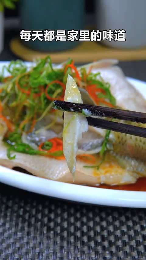 清蒸鲈鱼的正确做法,鲜嫩没有腥味,好看又好吃~(美食天天见)