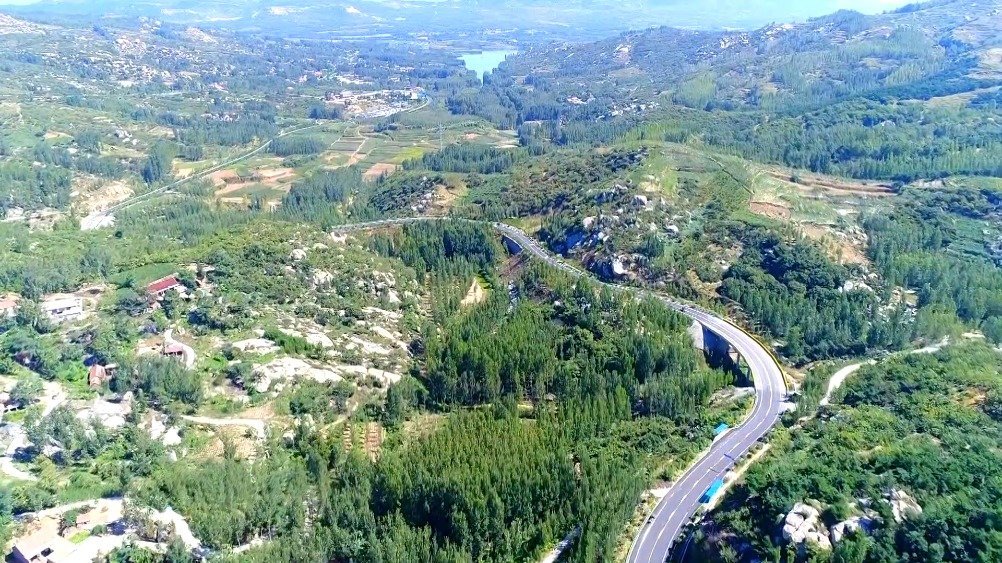 #红色山东# 由交通运输部评选的2020年度全国“十大最美农村路”揭晓,山东临沂“爱尚沂南