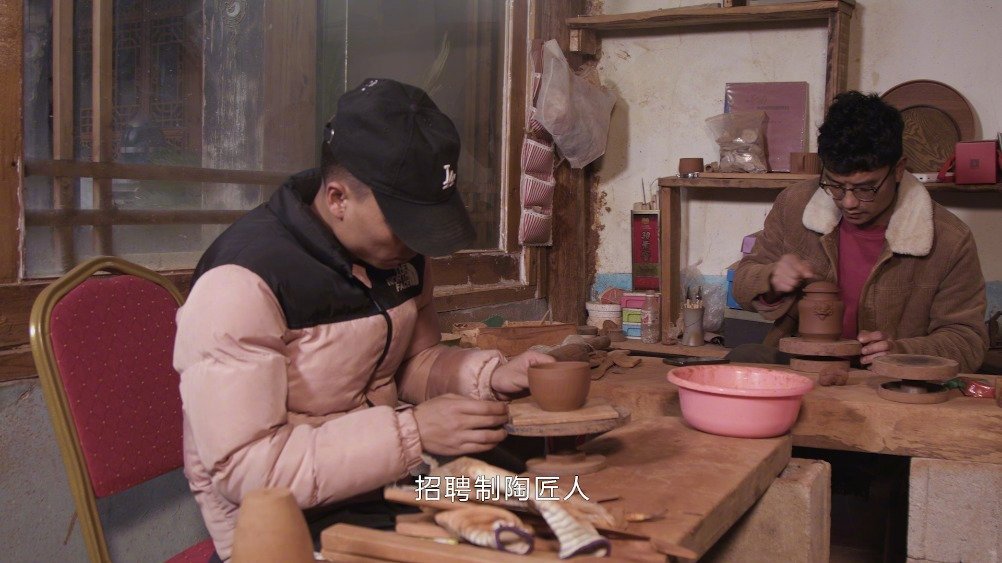 【短片丨税收助力!90后小伙用黑陶产业带领乡亲脱贫致富】“藏族黑陶烧制技艺”是国家级非物质