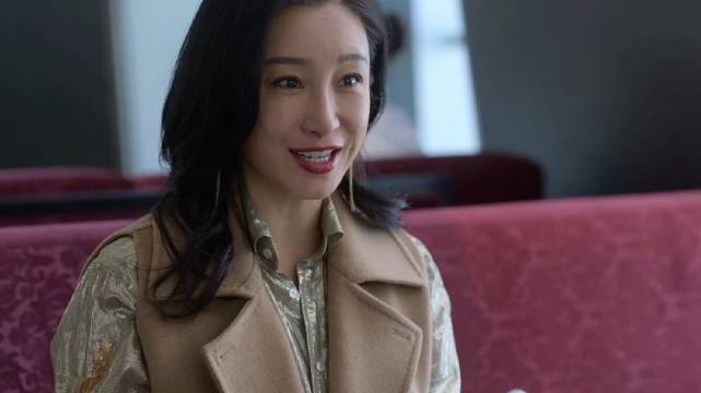 李萍请王素敏喝下午茶,其实是打听刘小敏和陈卓的事情,萍姐这八卦的小表情可太搞笑了,王素敏也