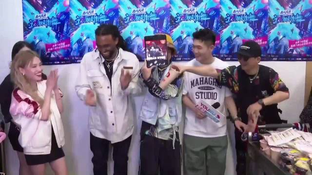 #这就是街舞#街舞4舞者扫楼卡卡Rochka_VR1 神还原自己喝奶茶的表情包,那么可爱的