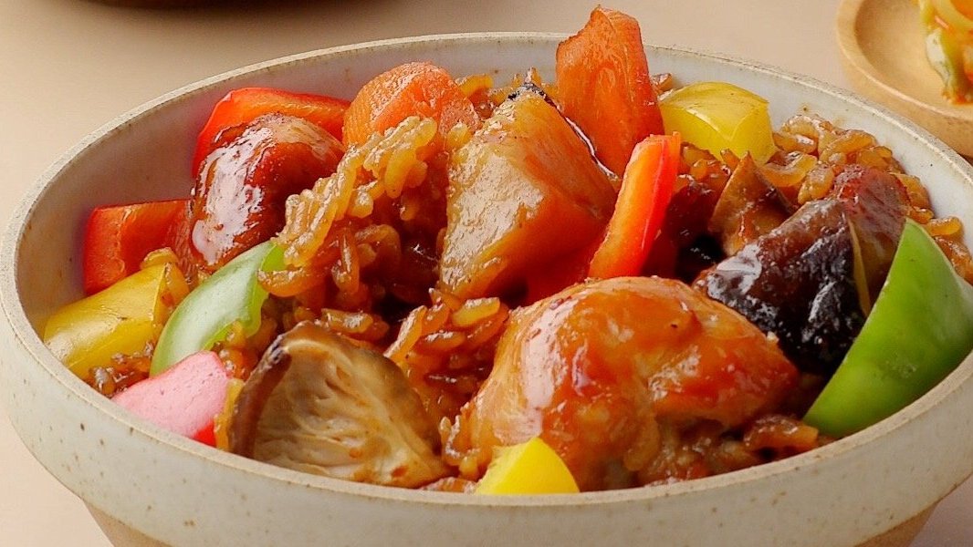 【五彩鸡肉焖饭】超浓郁鲜香的焖饭一种酱料就能完成!实在是“最懒”美食~只需一包浓郁酱料,就