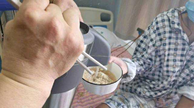 父亲炒面粉为血癌儿子充饥【血癌男孩术后节食!父亲出租屋里炒制面粉为儿充饥】河南周口,14岁