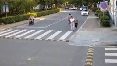 【好险![惊哭]爸爸走路看手机4岁儿子被卷入车底】近日,江苏张家港,一位爸爸带着4岁的儿子