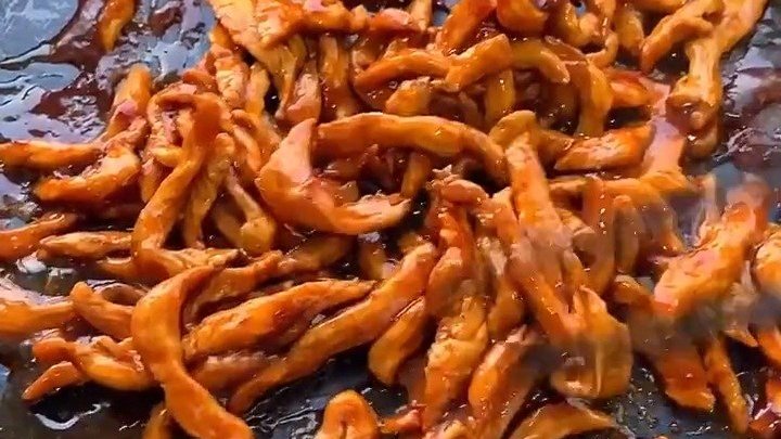馄饨皮新吃法:鲜蔬鸡丝口袋饼。