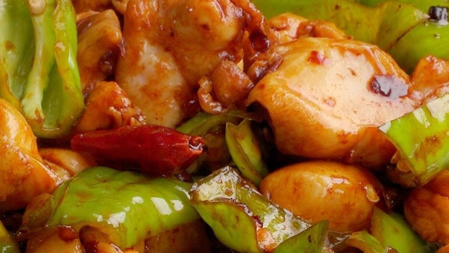 【老干妈青椒炒鸡腿】鲜美香辣,万能老干妈搭配大块鸡腿肉,再来青椒提味添香。配饭一绝,转走试