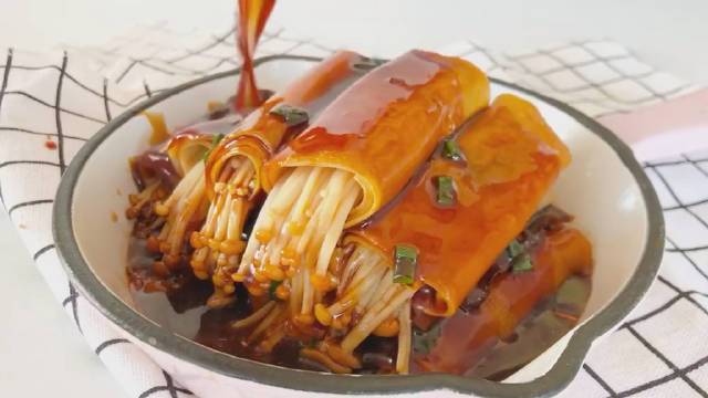 【金针菇豆皮卷做法】比肉都好吃的素菜,吃一口你绝对会爱上它,做法简单粗暴,喜欢就get!#