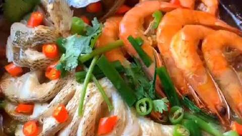 【砂锅焖鲈鱼做法】鲈鱼肉多刺少,砂锅鲈鱼,搭配各种小海鲜,真的是绝了,美食菜谱get!