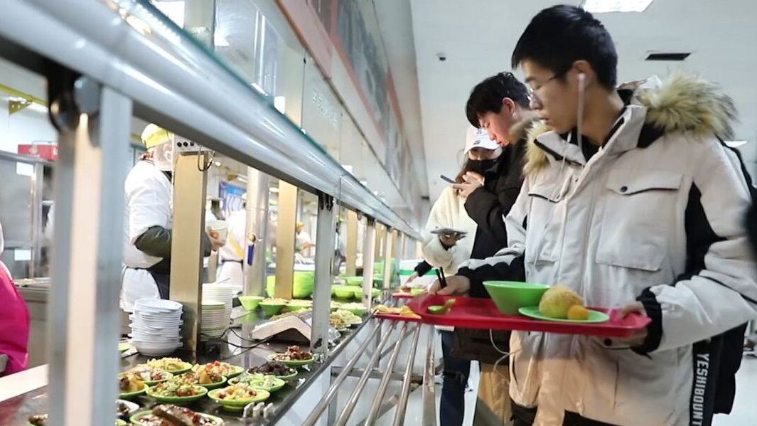 【实名羡慕!江苏一高校捞鱼两千斤做出全鱼宴 供全校师生免费吃】1月2日,江苏淮安,淮阴师范