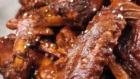 在家也能做出好吃的卤鸭翅,这配料比周黑鸭还香,赶紧来学吧!via: