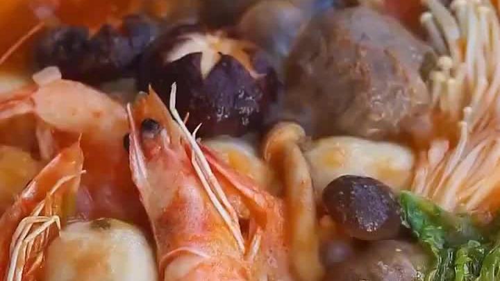 【鲜美暖胃!番茄浓汤火锅做法推荐】 汤鲜浓郁,食材丰富,番茄浓汤火锅做法推荐,秋冬正适合。