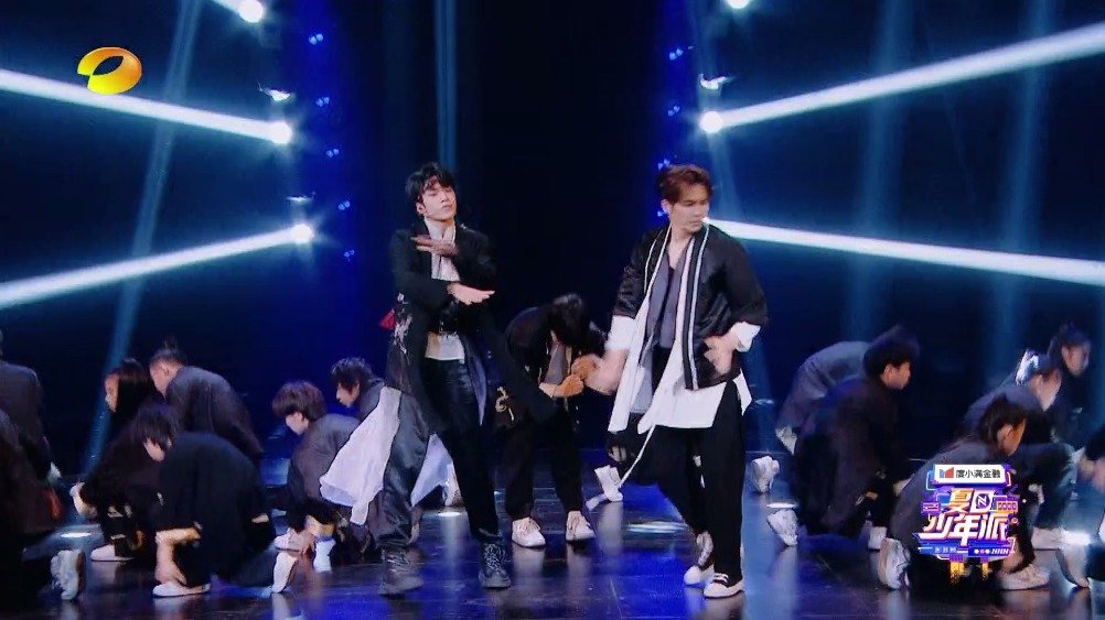 【湖南卫视#夏日少年派# 精彩回顾】大家有被钟老师@钟汉良 和小刘同学的舞台惊艳到吗?刘少