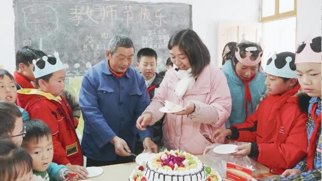 这个视频让我想起了我小时候的乡村小学:三间草房,三位老师,五个年级,高低不平的课桌,两人合