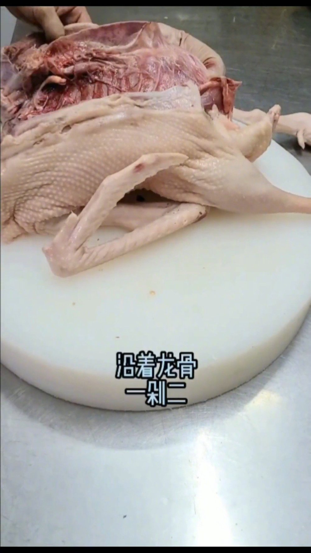 #美食武汉# 【豪华铁锅炖大鹅肉质酥烂美味!天冷了,这份红烧老鹅别错过】最近的空气中骤然多