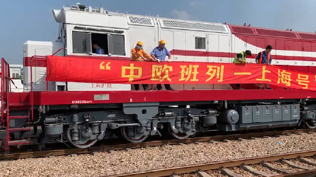 【上海至德国汉堡中欧班列今日首发】9月28日,从上海首发的中欧班列新成员“上海号”正式开行
