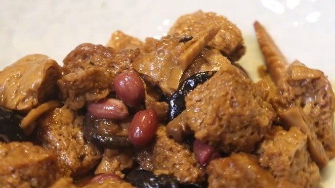 【四喜烤麸:四喜临门,经典上海味道!】上海人的年夜饭,餐桌上琳琅满目。首先上的是冷菜,其中
