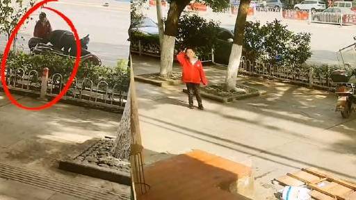 【男孩因扶摔倒路人幸运躲过高坠事故】12月4日,湖北阳新,一小男孩坐在店门口的小桌子旁写作