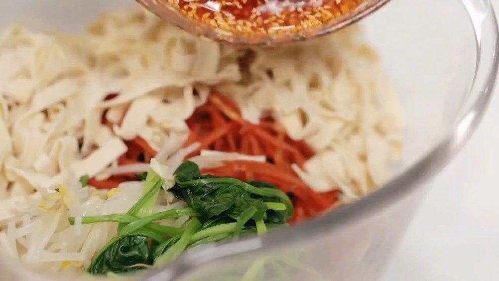 什锦凉拌菜,附秘制酱汁做法,开胃爽口,减脂又好吃,真正的轻食~via:@天天美食推荐_ 