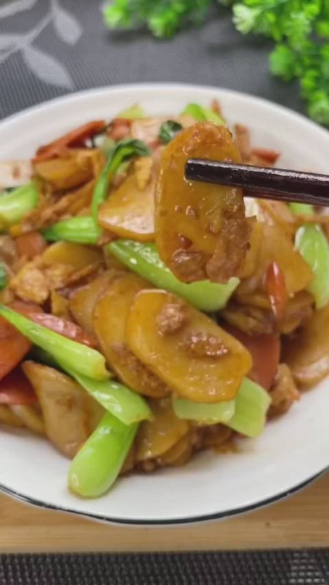 据美食菜谱养生视频榜,晚上下班太累不想做饭,就试试这道炒年糕吧,5分钟就能搞定!