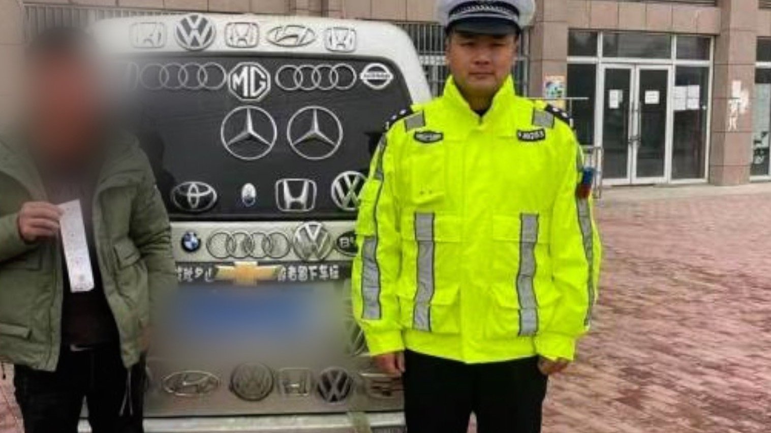 【决战秋名山![三哈]五菱面包车贴了40多个车标 交警:罚款200元! 】1月4日,安徽阜