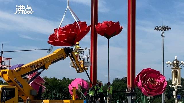 【天安门国庆巨型花篮约9月25日亮相】9月17日,北京。天安门18米高祝福祖国花篮正在布置