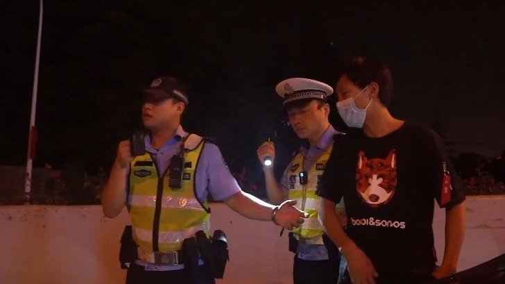 【男子酒驾被查甩锅醉虾交警:喝没喝酒你心里没点数吗?】近日,合肥交警在夜查时,遇到一个酒后