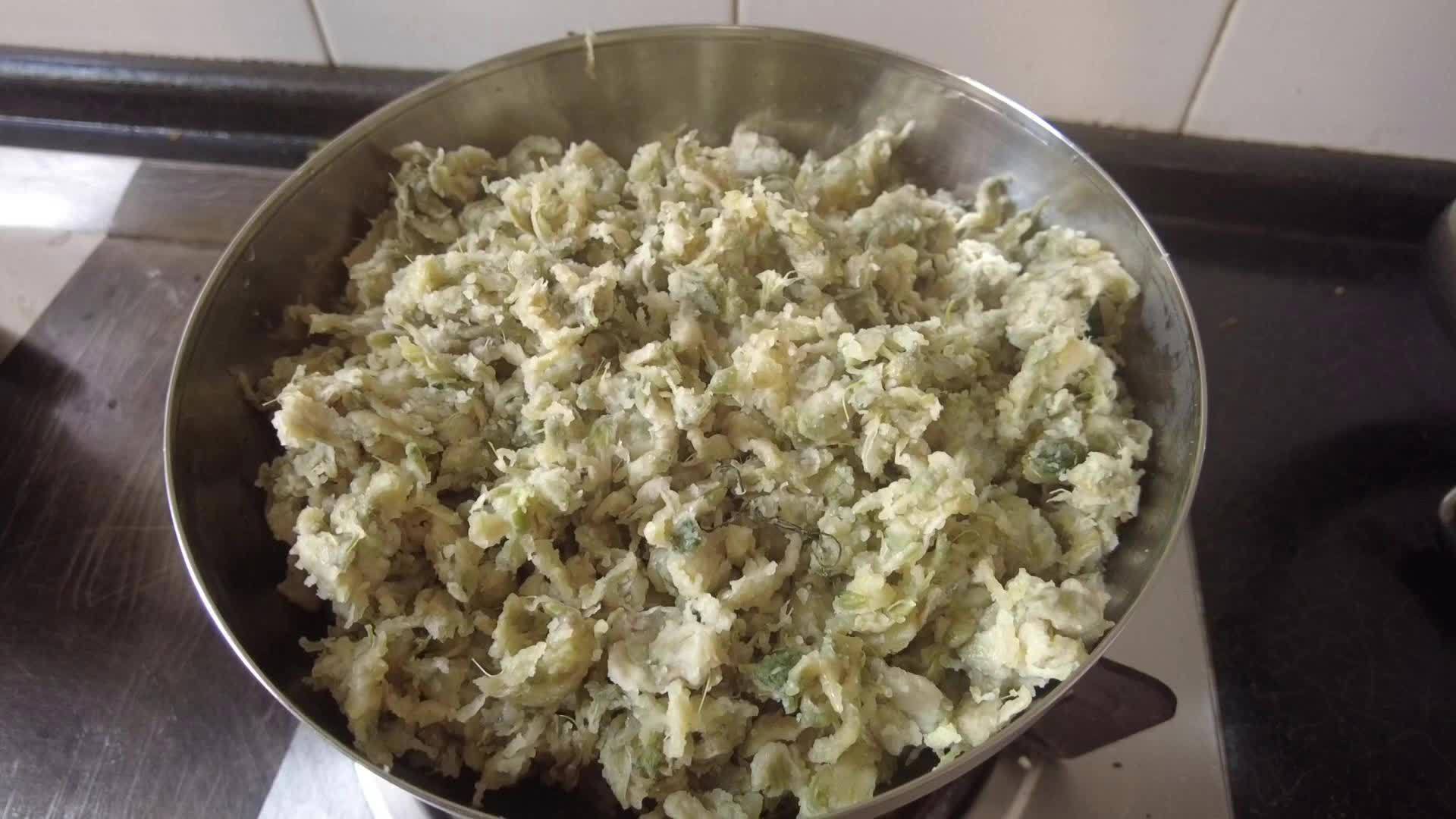 【乡间美食蒸槐花,又香又亮,关键宝宝很爱吃】乡间美食蒸槐花,营养丰富,又香又亮,关键宝宝很