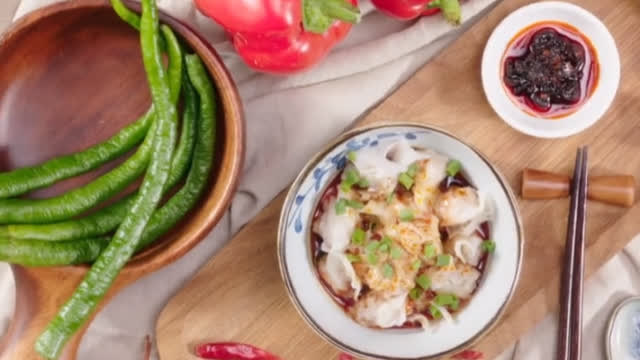【干捞馄饨】煮好的馄饨淋上带有辣椒油和香醋的酱汁,有点点酸辣,特别开胃!再撒上点小葱花一拌
