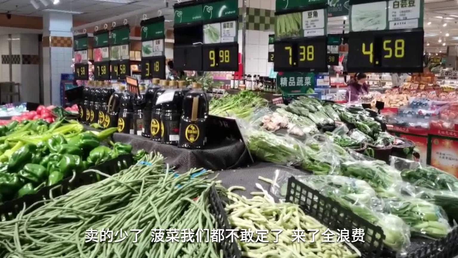 【实探济南多家超市菜价 专家分析近期全国蔬菜价格普涨原因】记者走访济南多家超市,发现很少有