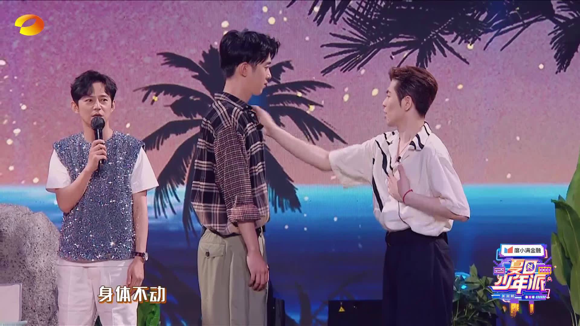 全能歌手萧敬腾太强了!新一期《夏日少年派》中个人技能展示环节萧敬腾以惊人的弹跳力和灵活的关