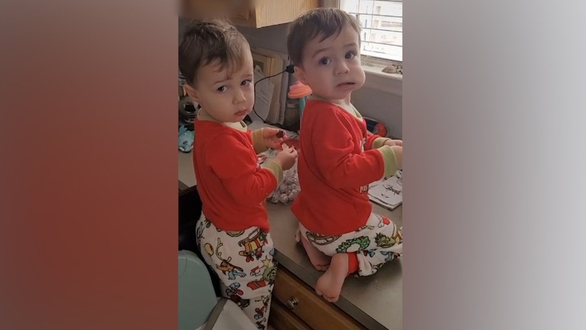 【双胞胎萌娃趁妈妈不在溜到厨房偷巧克力吃 被爸爸发现后反应亮了】近日,美国一爸爸分享了自家