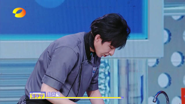 #鲜厨100#@摩登兄弟刘宇宁 的拔丝苹果也在有条不紊准备中,这次宇宁可是要用实际行动回应