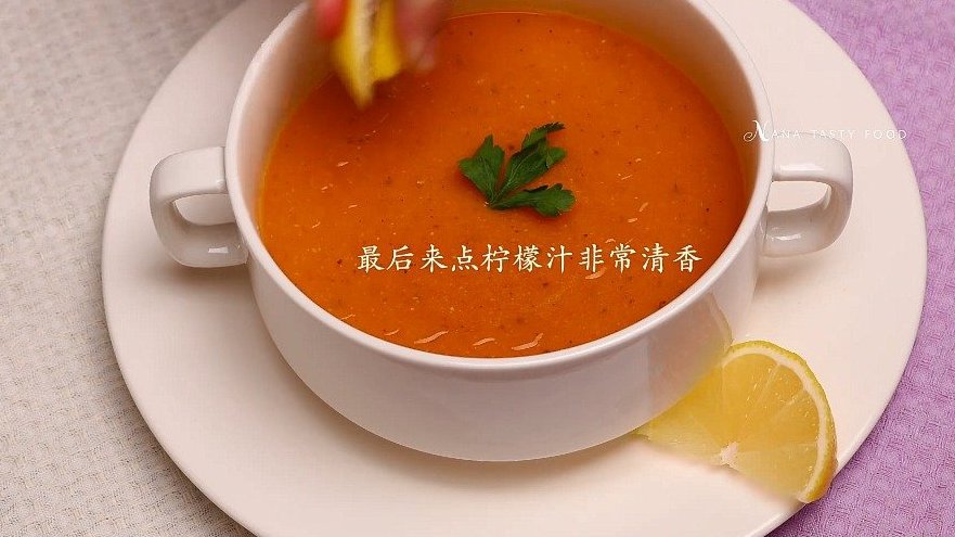 【寒冷的冬天适合一碗热乎乎的土耳其红扁豆汤】红扁豆汤是土耳其一道常见的美食,它的做法非常简