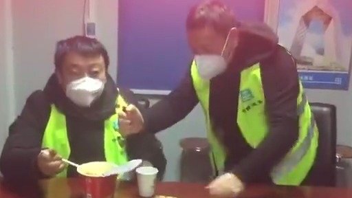 &nbsp;【生日快乐!老彭!】武汉雷神山,这天是中建二局三公司援建队员彭朝春的生日。凌晨一点,结束