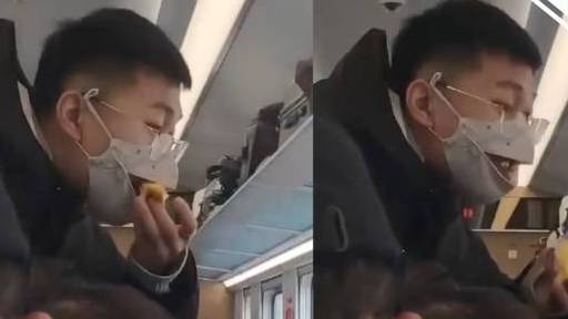 【乘客戴鸭嘴兽口罩列车上吃苹果,中铁兰州客运段:口罩不符疫情防控规定】1月12日,一名旅客
