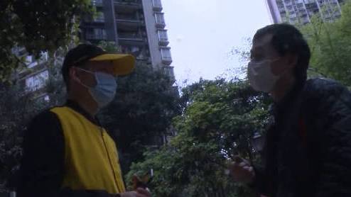 【重庆享哆味炸鸡汉堡店后厨视频曝光】据爆料,重庆享哆味炸鸡汉堡江北区的连锁店内,后厨人员将