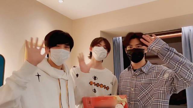祝@王迪Kelvin  生日快乐????,我和@冯俊杰 准备了一个小惊喜,给回不了家的大朋友送温