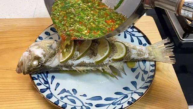 换季没胃口,想吃酸酸的鱼又嫌麻烦,试试这道简单又开胃的泰式柠檬鱼吧,让你在家也能做出餐厅的
