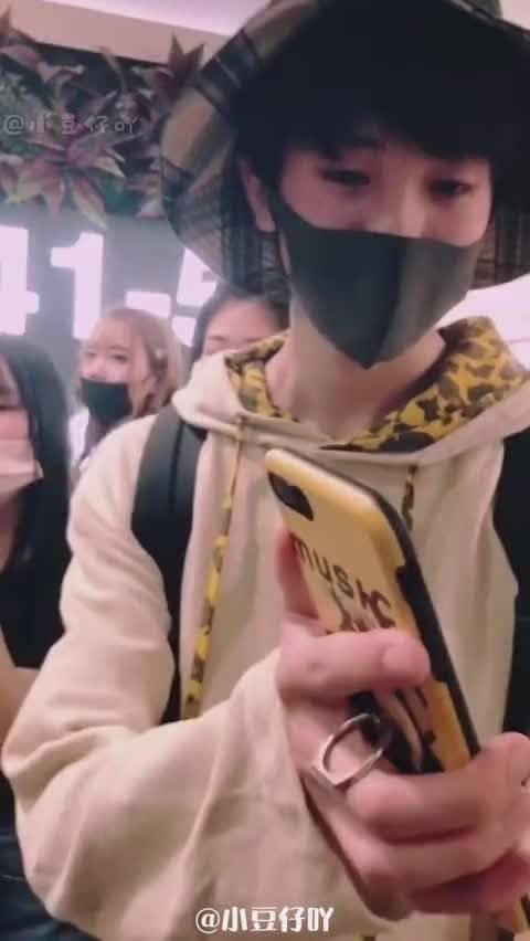 哈哈哈林墨手机屏保太绝了吧,小孩子绝对要哭了,弟弟真的太可爱了啊