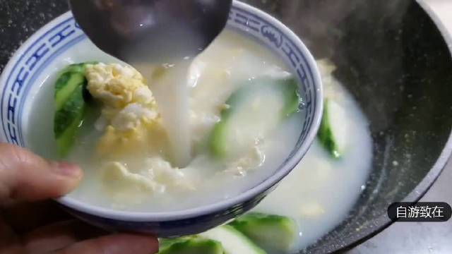 这样做丝瓜汤,不加一滴油,汤色奶白,清热消暑又营养。