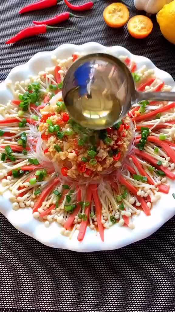 二十秒学会做蒸蒜蓉粉丝金针菇,做法简单超美味。  
