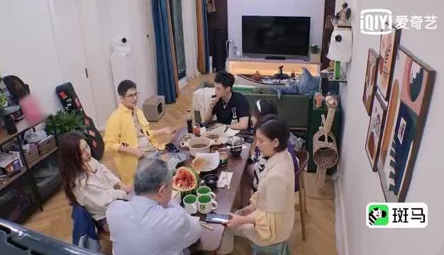 #做家务的男人#室友组接待@宋妍霏 一家,大家使出浑身解数逗乐叔叔阿姨,在餐桌上聊起开明的