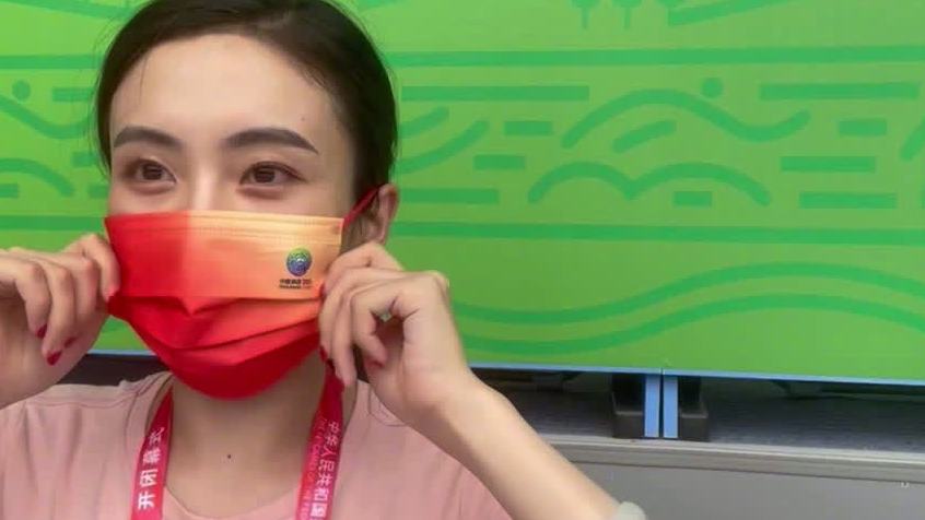 【全运会开幕式倒计时!看看现场观众包里都有啥】还有1个多小时,全运会开幕式即将开始,一起看