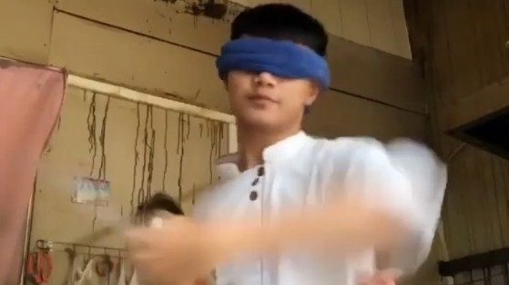 【中华小当家?成都22岁厨师小哥玩菜刀成网红!】双手耍菜刀、闭着眼切菜、气球上切菜……22