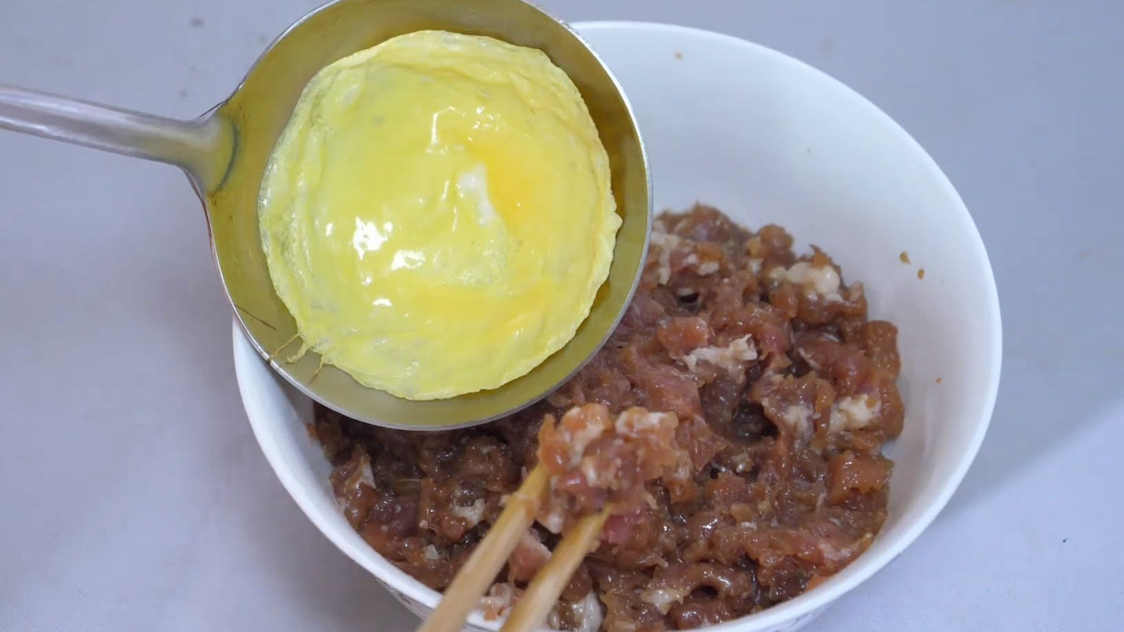 【自制色香味俱全的蛋饺考虑一下?】金黄的蛋饺,营养美味又健康,吃一口满嘴香,做法很简单,一